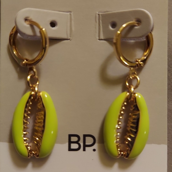 Cowrie Shell Earrings - Picture 3 of 3